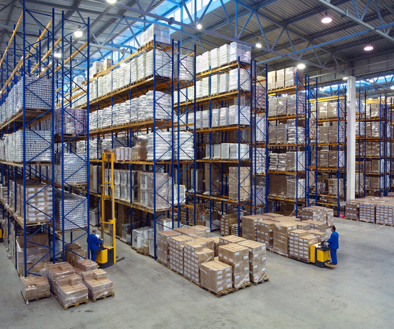 Logistikhalle mit Regalen und Paletten